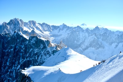 人在雪山徒步旅行
